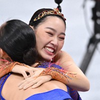 女子シングルの表彰式で優勝した坂本花織と抱き合う、2位の樋口新葉（右）＝さいたまスーパーアリーナで2021年12月25日、手塚耕一郎撮影