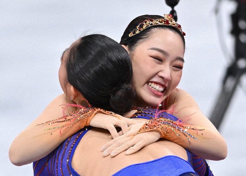 女子シングルの表彰式で優勝した坂本花織と抱き合う、2位の樋口新葉（右）＝さいたまスーパーアリーナで2021年12月25日、手塚耕一郎撮影