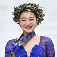 女子シングルで優勝し、メダルを手にする坂本花織＝さいたまスーパーアリーナで2021年12月25日、手塚耕一郎撮影