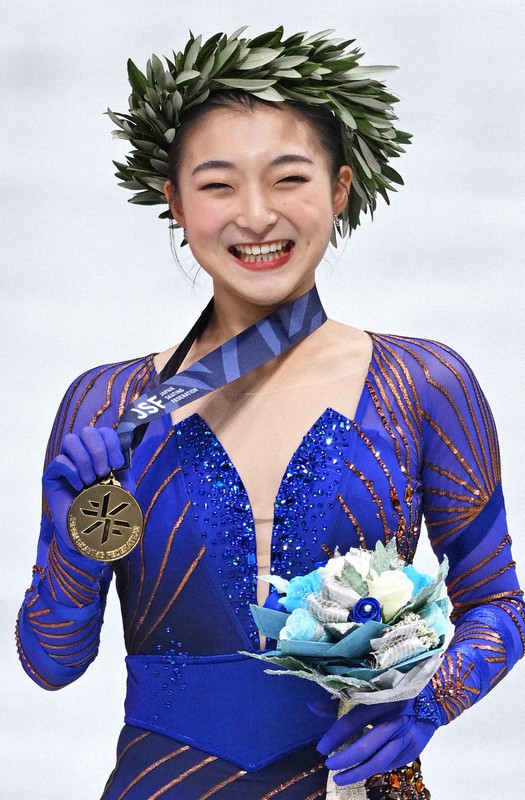 女子シングルで優勝し、メダルを手にする坂本花織＝さいたまスーパーアリーナで2021年12月25日、手塚耕一郎撮影
