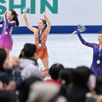 女子シングルの表彰式後、メダルを胸にリンクを一周する（右から）優勝した坂本花織、2位の樋口新葉、3位の河辺愛菜＝さいたまスーパーアリーナで2021年12月25日、手塚耕一郎撮影