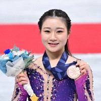 女子シングルで3位となり、メダルを手にする河辺愛菜＝さいたまスーパーアリーナで2021年12月25日、手塚耕一郎撮影