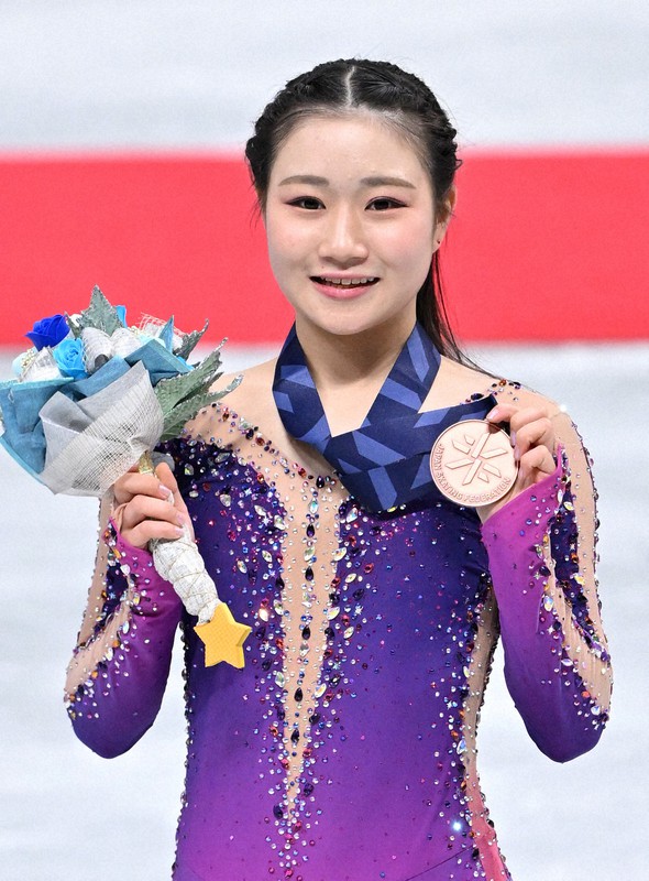 女子シングルで3位となり、メダルを手にする河辺愛菜＝さいたまスーパーアリーナで2021年12月25日、手塚耕一郎撮影