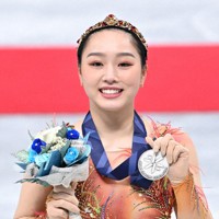女子シングルで2位となり、メダルを手にする樋口新葉＝さいたまスーパーアリーナで2021年12月25日、手塚耕一郎撮影