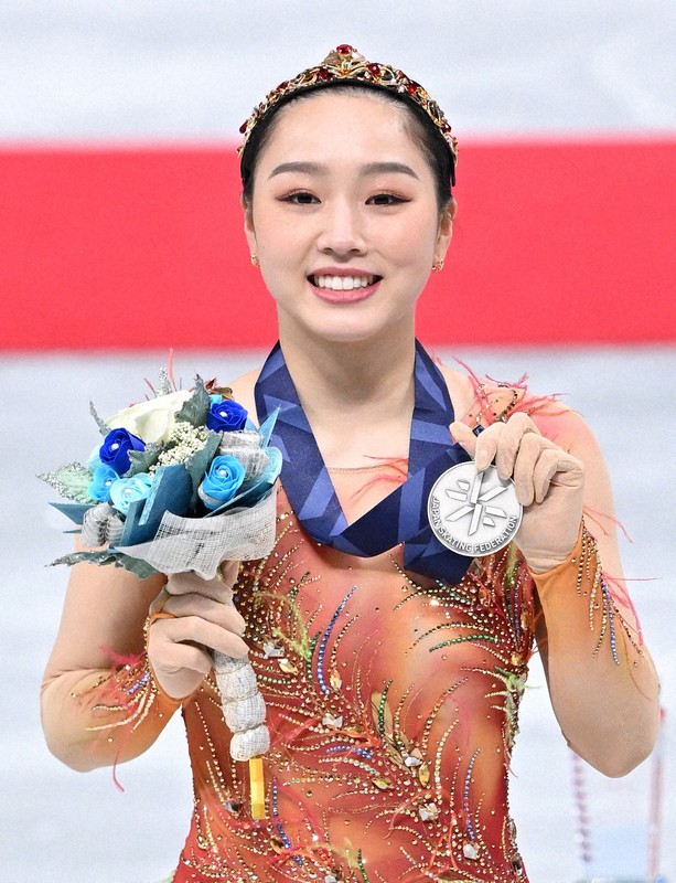 女子シングルで2位となり、メダルを手にする樋口新葉＝さいたまスーパーアリーナで2021年12月25日、手塚耕一郎撮影