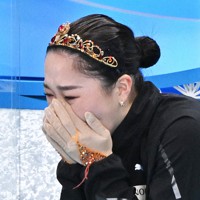 女子フリーの演技後、順位を見て目頭をおさえる樋口新葉＝さいたまスーパーアリーナで2021年12月25日、手塚耕一郎撮影