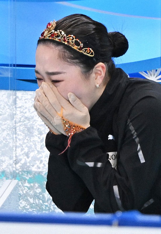 女子フリーの演技後、順位を見て目頭をおさえる樋口新葉＝さいたまスーパーアリーナで2021年12月25日、手塚耕一郎撮影