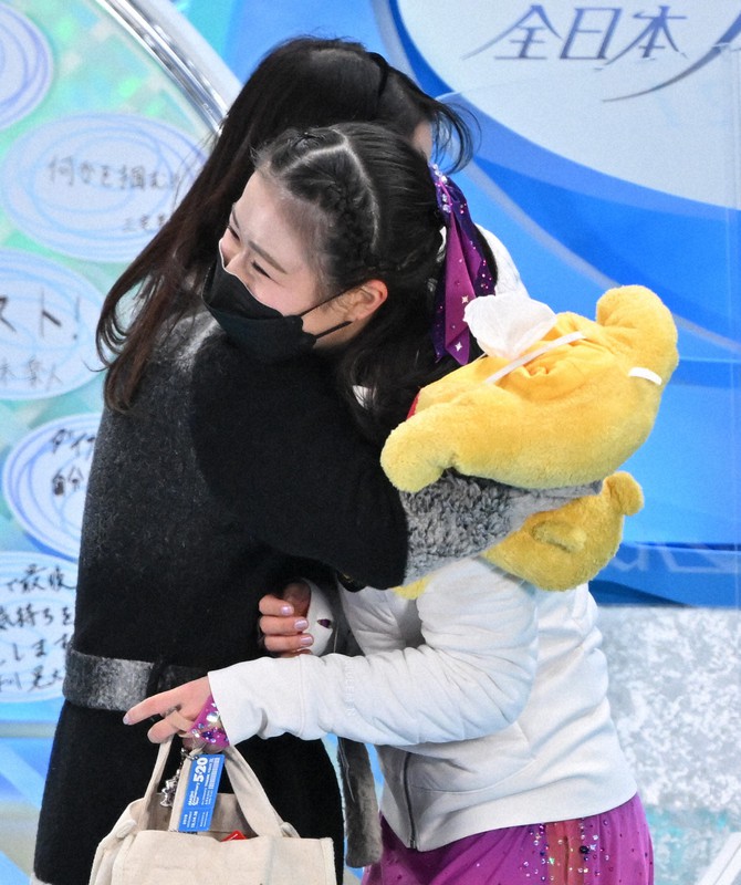 女子フリーの演技後、3位以上が確定し、浜田美栄コーチと抱き合う河辺愛菜＝さいたまスーパーアリーナで2021年12月25日、手塚耕一郎撮影