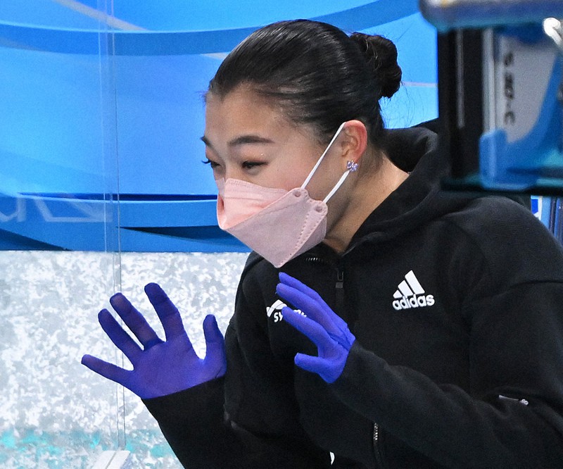 女子フリーの演技後、点数を見て驚く、優勝した坂本花織＝さいたまスーパーアリーナで2021年12月25日午後9時20分、手塚耕一郎撮影