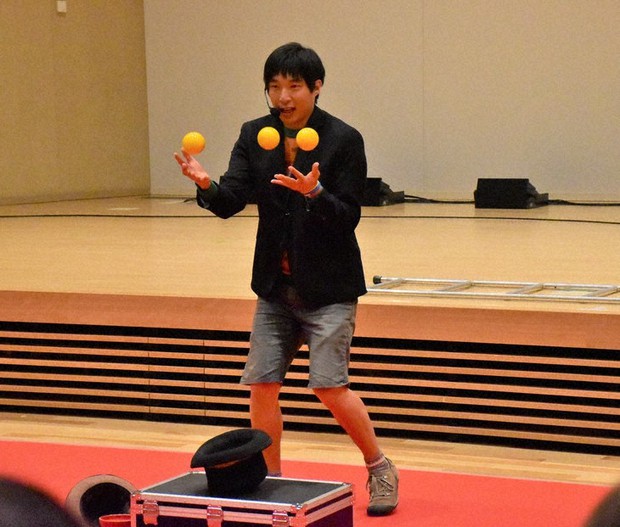 ボールのジャグリングを披露する大道芸人のRYUさん=宮城県女川町役場で2021年12月25日、平家勇大撮影