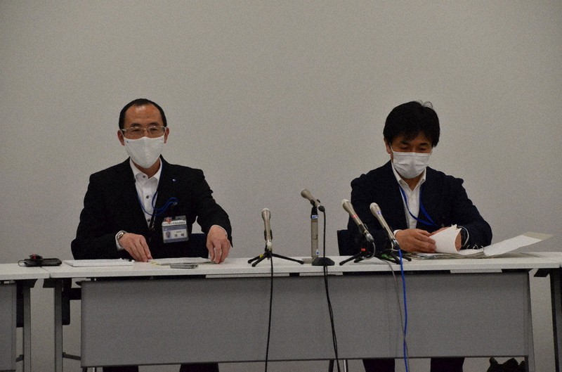 児童相談所職員の逮捕を受けて開かれた記者会見で、再発防止策について話す横浜市の担当者ら=同市中区の市役所で2021年5月26日、樋口淳也撮影