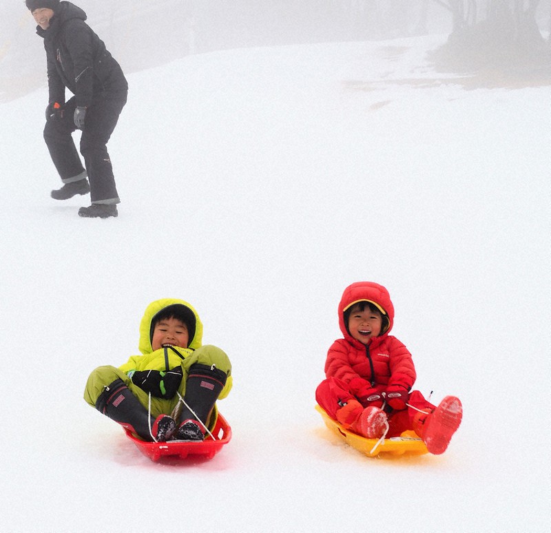 初滑り 笑顔はじけ 菰野 御在所岳でゲレンデオープン 三重 毎日新聞