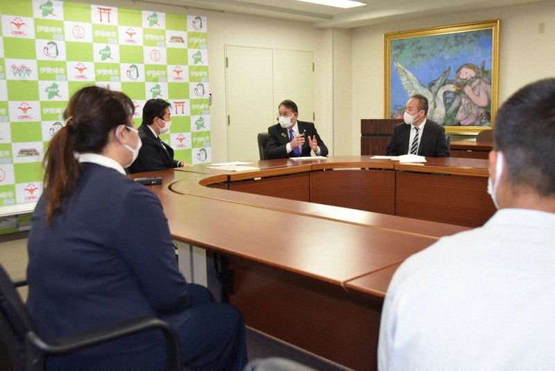 群馬県伊勢崎市の臂泰雄市長(奥中央)と面談する高校2年の男子生徒(手前右)や河村正剛さん(奥右)ら=群馬県伊勢崎市役所で、大澤孝二撮影
