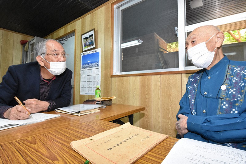 石田穣一さん(右)が旧制高校生だった1946年に書いた「原子爆弾被害状況調査」について、執筆状況を質問する森口貢さん=那覇市で2021年11月11日午前10時20分、今野悠貴撮影