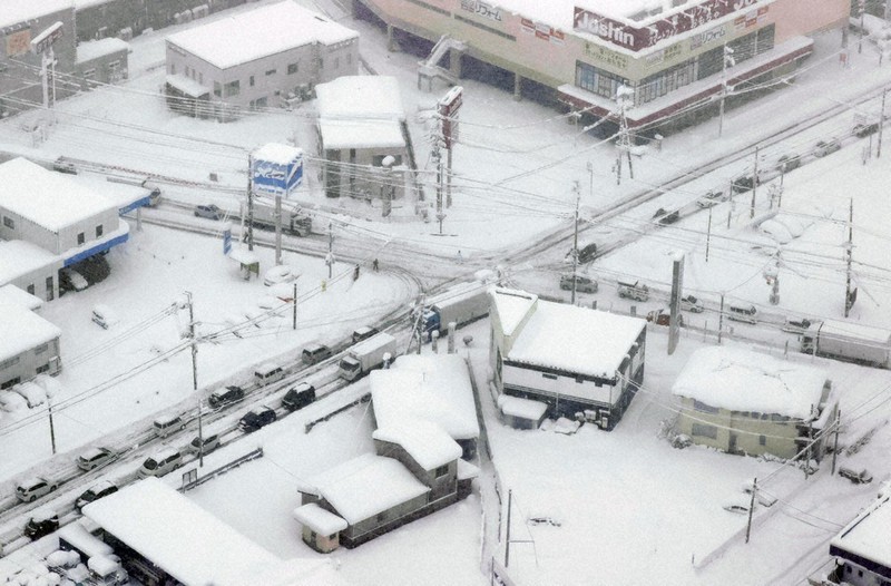 西日本大雪 列島、凍える師走 滋賀・彦根で立ち往生 | 毎日新聞