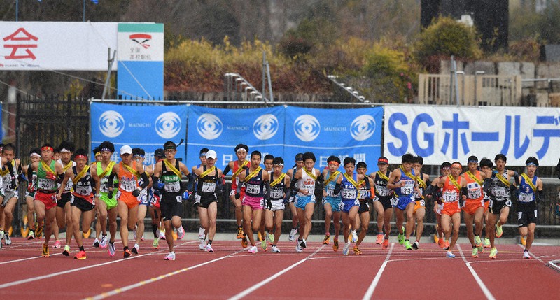 小雪が舞う中、一斉にスタートする男子の選手たち=たけびしスタジアム京都で、望月亮一撮影