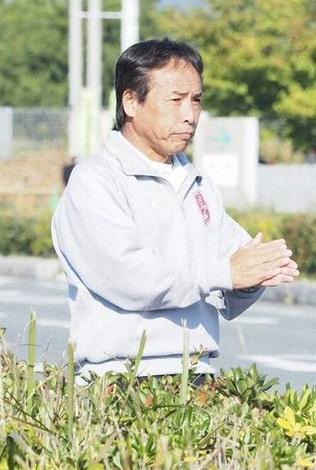2年前の全国高校駅伝競走大会県予選会で沿道から西京の選手に声援を送る山本貴司さん=本人提供