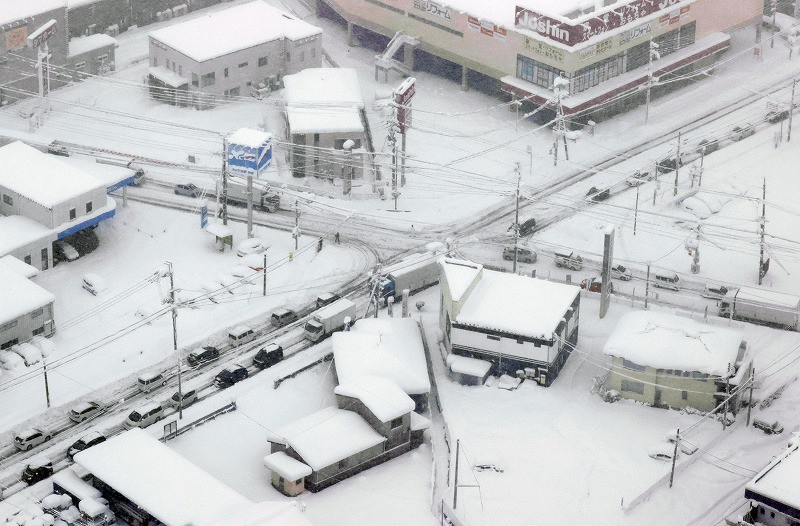 西日本で記録的大雪 28日まで警戒必要、滋賀・彦根で車が立ち往生