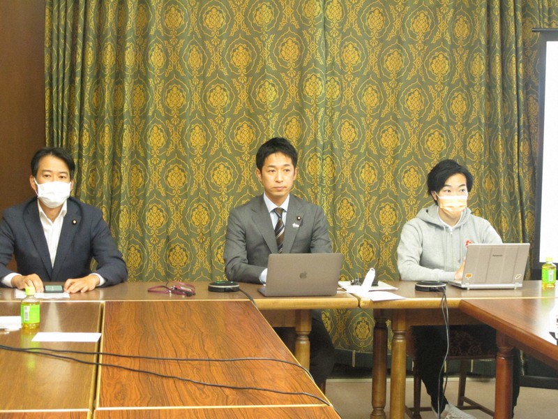 日本維新の会の藤田文武幹事長(中央)らが、党改革プロジェクトチーム(PT)初会合を国会内で開いた=2021年12月22日、古川宗撮影