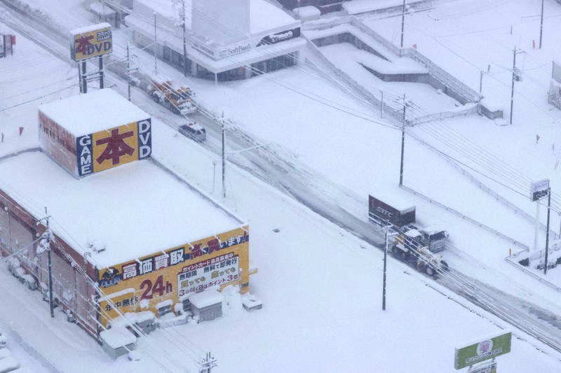 滋賀・彦根の国道で複数台の車が立ち往生 大雪でトラック埋まる | 毎日新聞