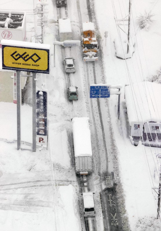 西日本で記録的大雪 28日まで警戒必要、滋賀や京都で車が立ち往生