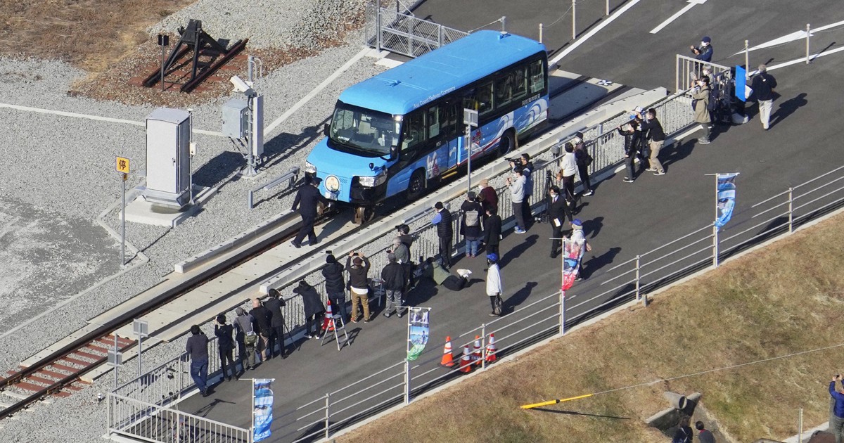 World's 1st commercially operated bus-train dual-mode vehicles launched ...