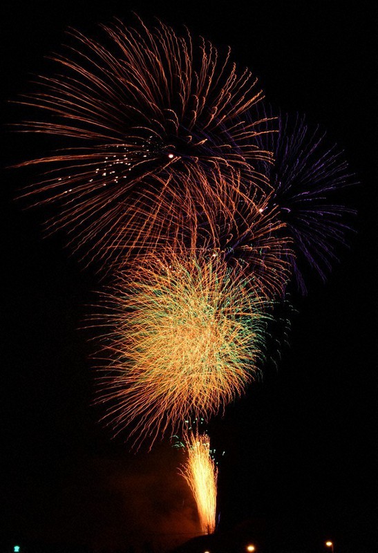 新成人 大輪咲かせて 冬の空彩る花火00発 今治 愛媛 毎日新聞