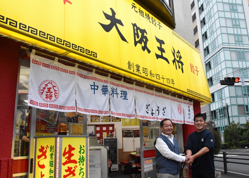 栄楽のオーナーだった大滝順一さん(左)と大阪王将の林淳司取締役執行役員=東京都武蔵野市で2021年10月27日、松山文音撮影