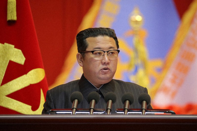 2021年12月4、5の両日、平壌の4・25文化会館で開かれた朝鮮人民軍第8回軍事教育活動家大会で演説する金正恩朝鮮労働党総書記=朝鮮中央通信・朝鮮通信