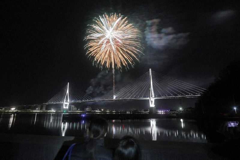気仙沼湾横断橋の開通を前に打ち上げられた花火=宮城県気仙沼市で2021年3月1日、和田大典撮影