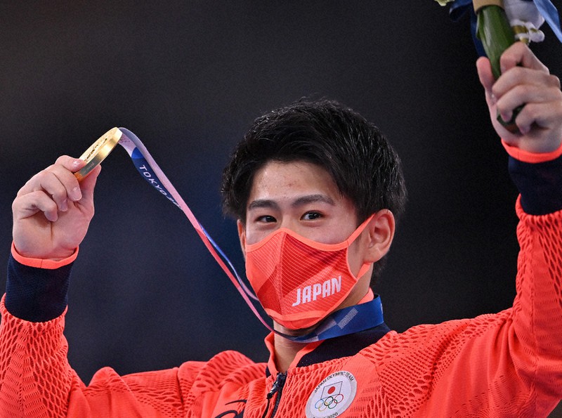 東京五輪体操男子個人総合で優勝し、メダルを掲げる橋本大輝選手=東京・有明体操競技場で2021年7月28日、宮間俊樹撮影