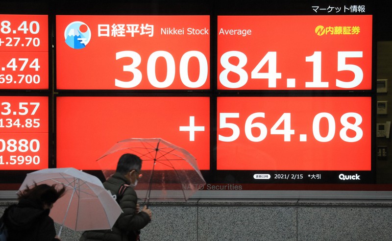 日経平均株価の終値が3万円台になったことを示す証券会社の電光掲示板=東京都中央区で2021年2月15日午後3時53分、梅村直承撮影