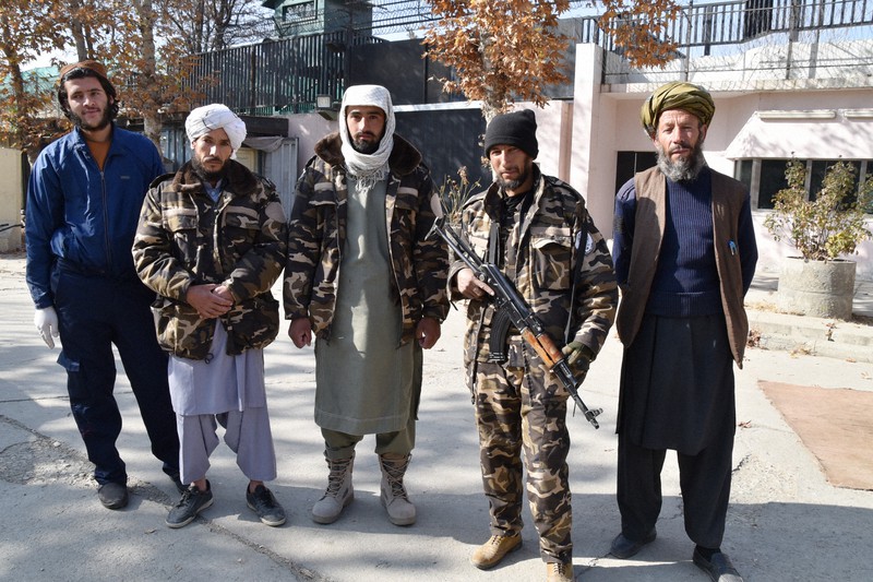 在アフガニスタン日本大使館を警備するタリバン兵ら=カブールで2021年12月初旬、松井聡撮影