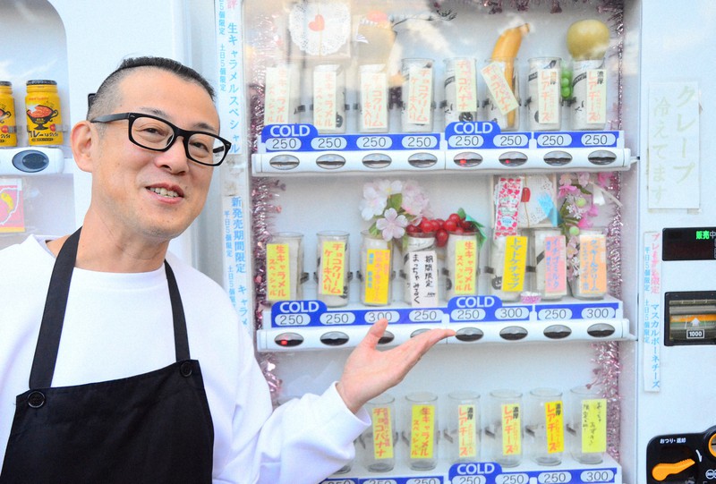 神社参道にクレープ自販機 流しそうめん店主が設置 奈良 桜井 毎日新聞