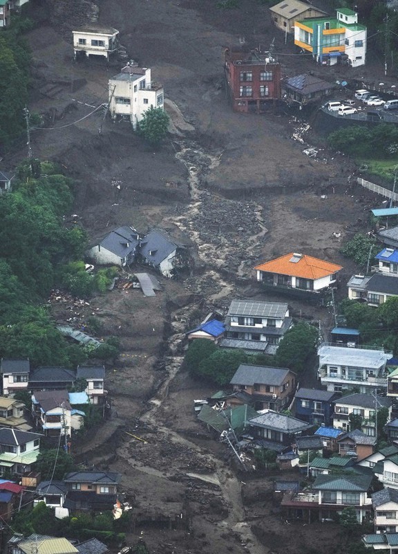 大規模な土石流によって多くの建物が押し流された現場=静岡県熱海市伊豆山で2021年7月4日、本社ヘリから