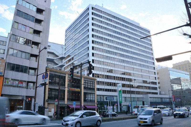 野村不動産などが建て替える福岡天神センタービル(中央)。左隣の2棟も同社が所有し、一体再開発が検討されている=福岡市中央区で2021年12月21日午後2時44分、久野洋撮影