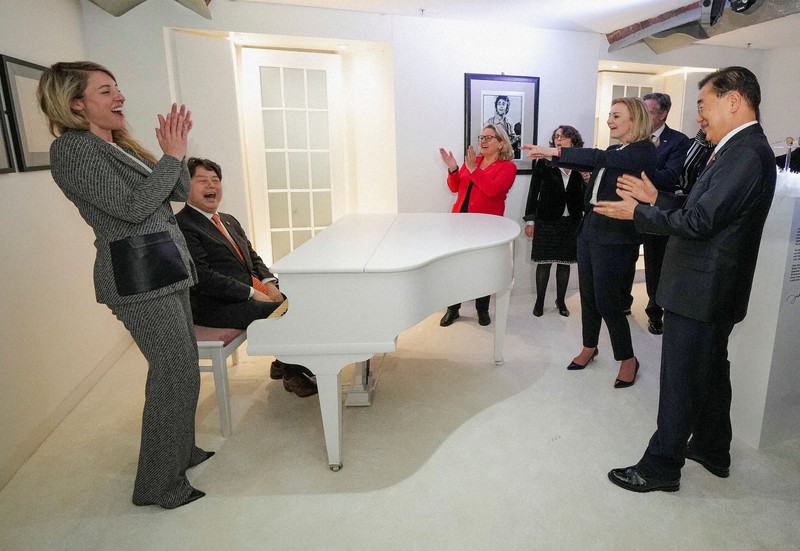 各国外相を前にピアノでジョン・レノンの「イマジン」を演奏した林芳正外相(左から2人目)。右端は韓国の鄭義溶外相=英リバプールで2021年12月11日、ロイター