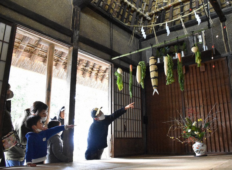 四国村古民家に各地の正月飾り 来月10日まで展示 香川 毎日新聞