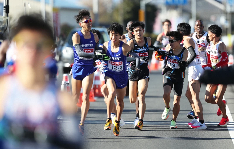 三菱重工首位で4区へ 波乱のニューイヤー駅伝 王者 富士通1分差 毎日新聞 三菱重工首位で4区へ 波乱のニューイヤー駅伝 王者 富士通1分差 毎日新聞