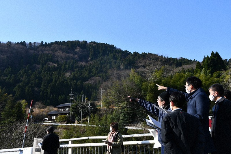 依遅ケ尾山一帯に計画されている風力発電所の予定地を視察する審議会のメンバーたち=京丹後市丹後町鞍内で2021年12月21日午前11時、塩田敏夫撮影