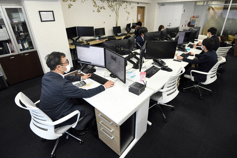 企業からの依頼で採用候補のSNSアカウントを調査する企業調査センターの担当者ら=東京都千代田区で2021年12月、北山夏帆撮影(画像の一部を加工しています)