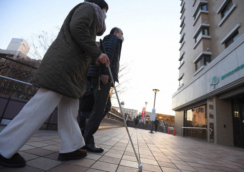 明日はここに：コロナ禍を生きる／3 解雇糧に、白杖握る 自力で電車、はり技術磨く 毎日新聞