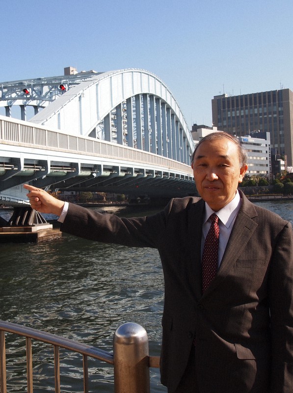 永代橋について説明する紅林章央さん。清洲橋とペアで建設が計画され、1926(大正15)年に完成した=中央区で2021年11月30日午前11時37分、柳澤一男撮影