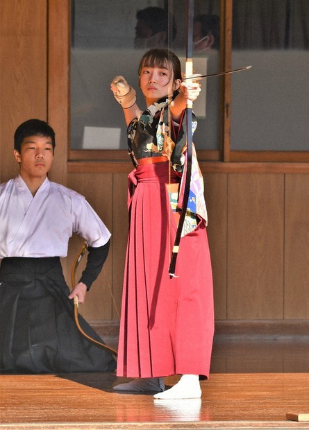 初射会 修練誓い引き絞る 大津 ／滋賀 | 毎日新聞