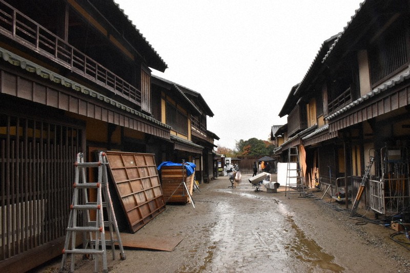 映画撮影用に江戸時代の京都の町並みが再現された彦根オープンセット=滋賀県彦根市鳥居本町で、諸隈美紗稀撮影