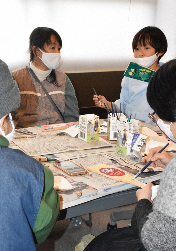 羽子板にだるまや好きなキャラクターなどの絵を描く参加者=高松市番町2の徳成寺で、西本紗保美撮影