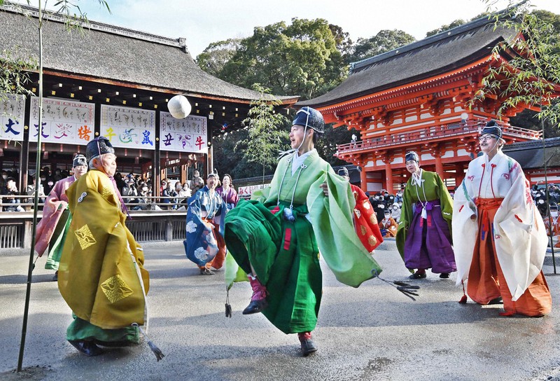 下鴨神社で「蹴鞠初め」をする蹴鞠保存会の会員たち=京都市左京区で2022年1月4日午後2時、山崎一輝撮影