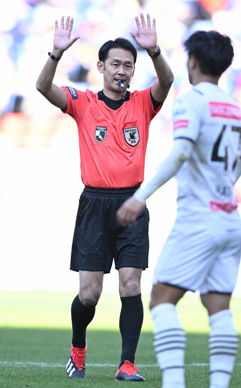 月刊サッカー 日本一嫌われ 愛された審判 家本政明さんがたどり着いた境地 毎日新聞
