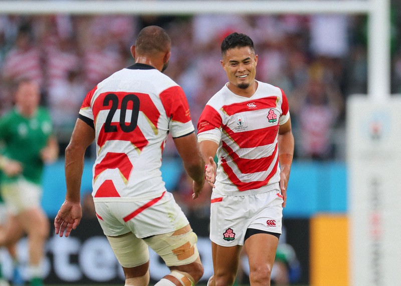 ラグビーW杯日本大会で日本を初の8強に導いた田村優(右)=静岡スタジアムで2019年9月28日、長谷川直亮撮影