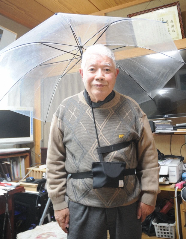 手を使わずに傘を差せます 85歳 脳梗塞の経験をバネにグッズ開発 毎日新聞